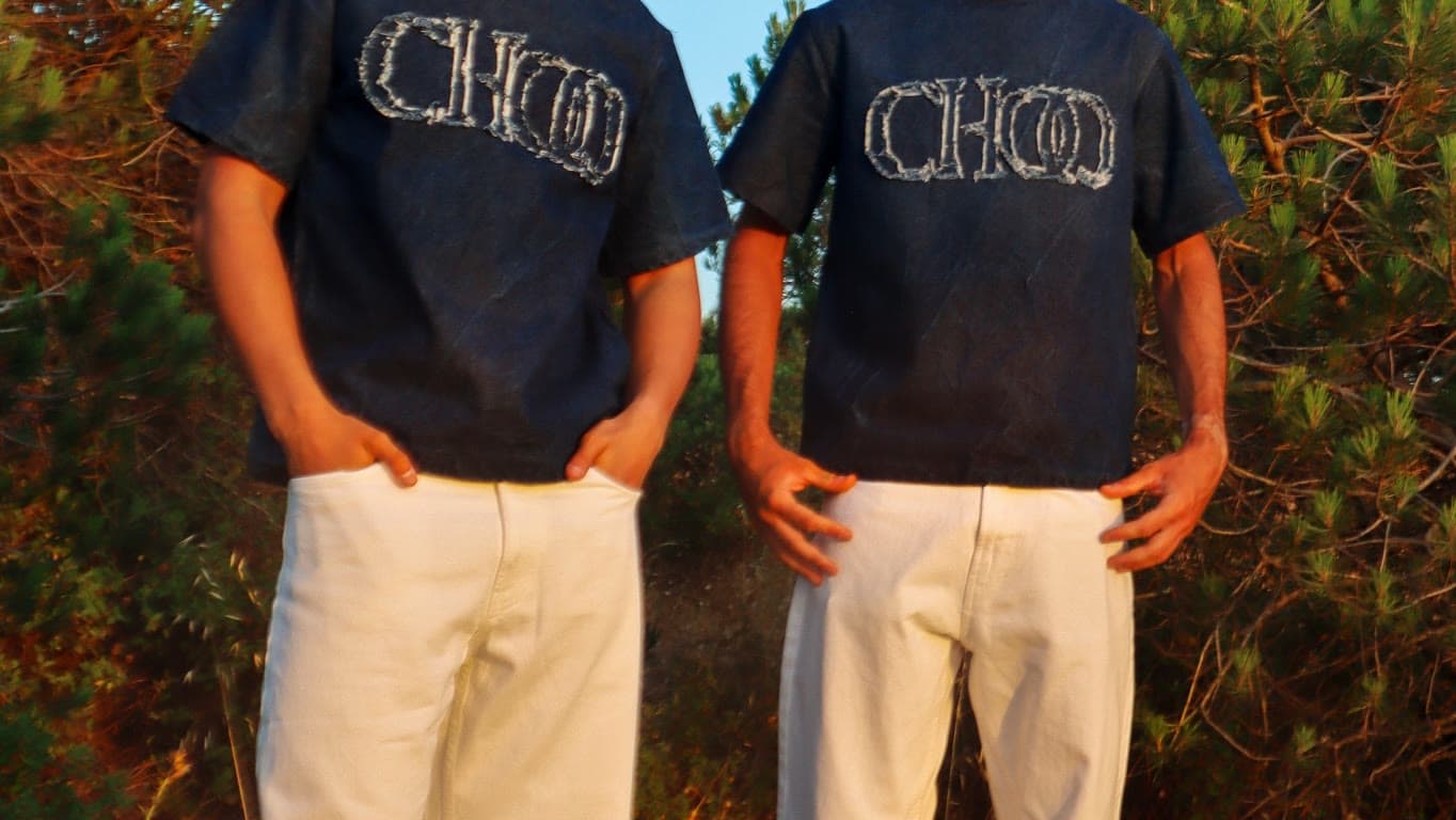 Modelos com t-shirts CHOQ